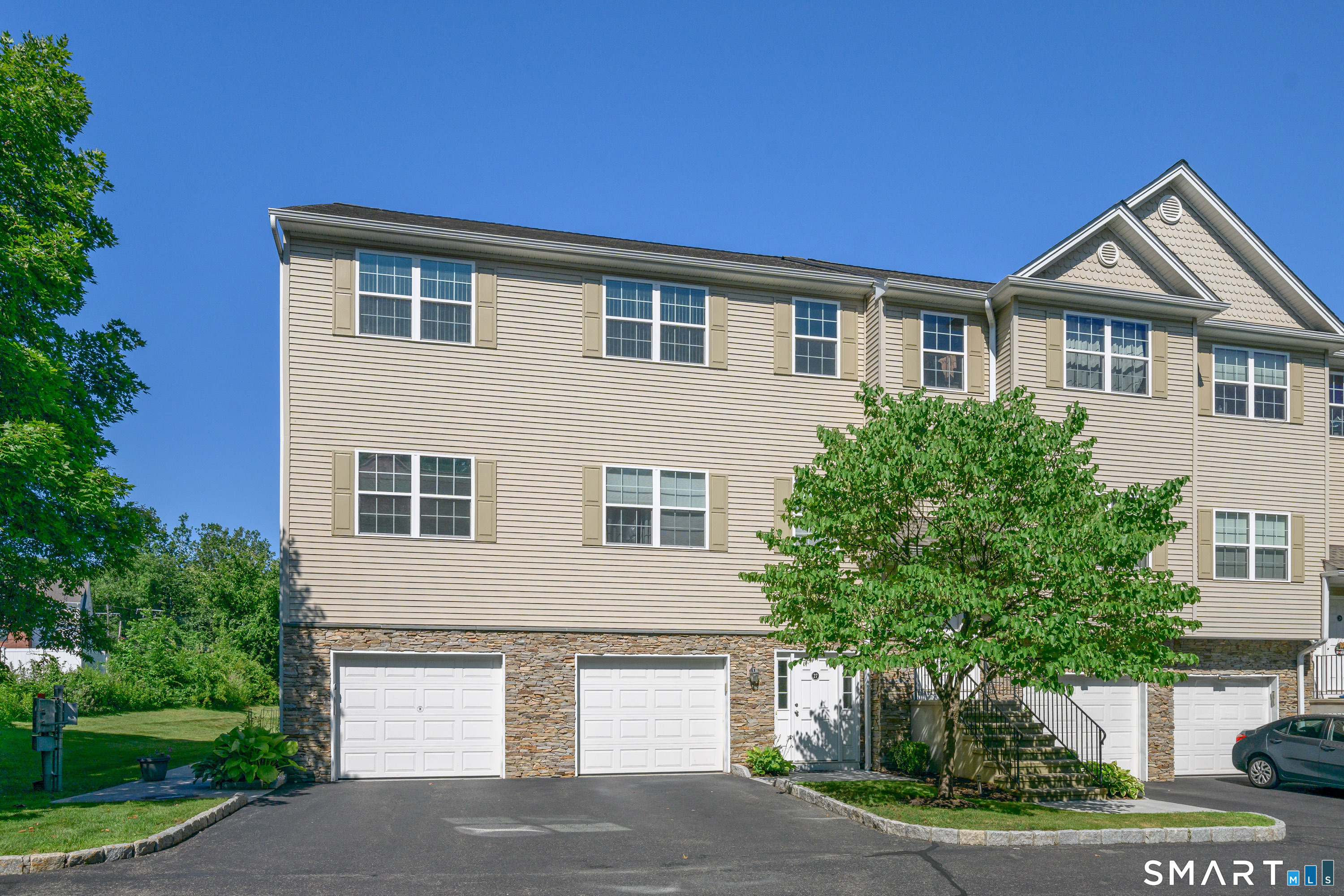 27 Riverview Court Brookfield CT 06804