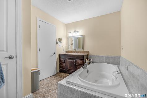 75 Staffordshire Commons Drive Wallingford CT 06492