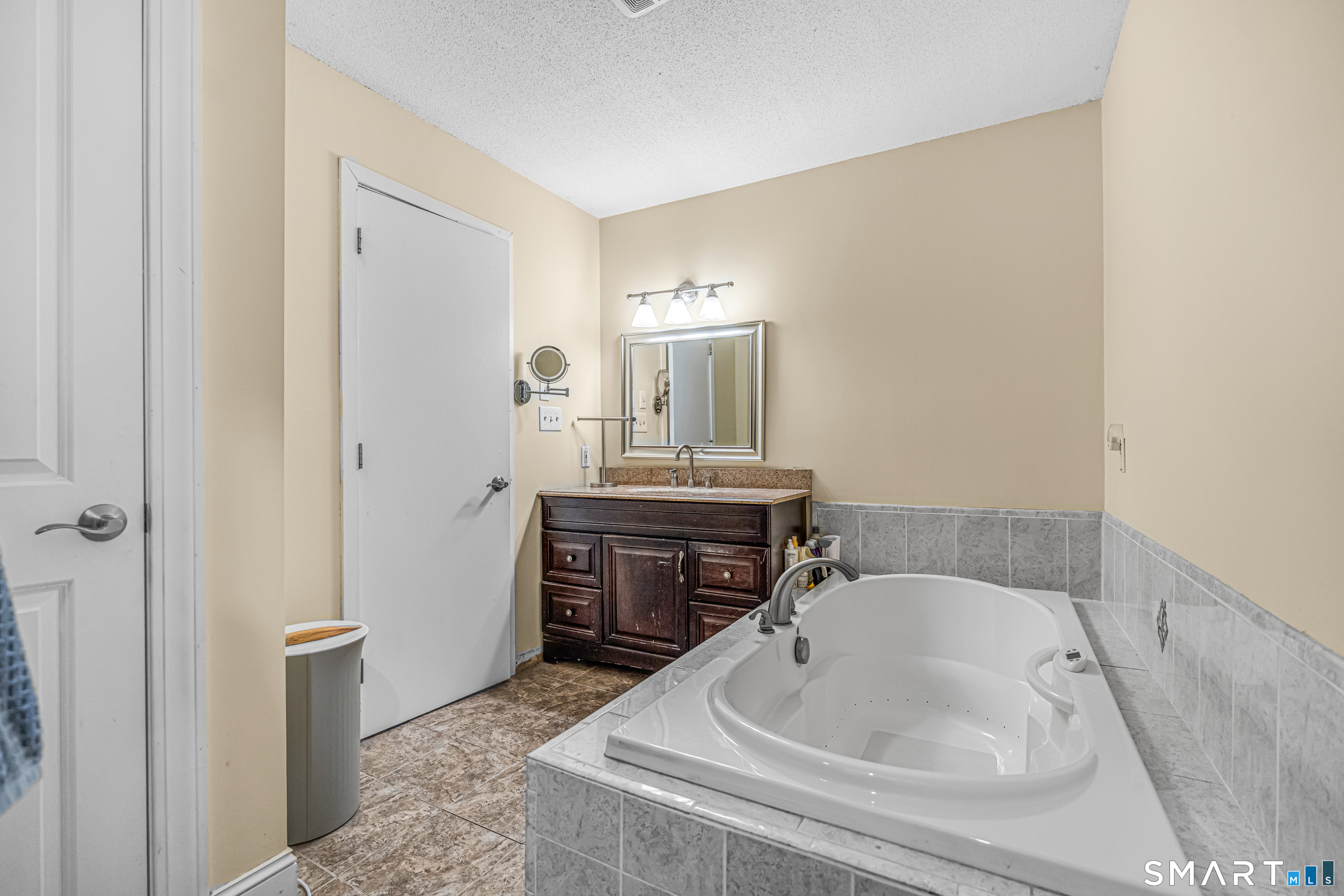 75 Staffordshire Commons Drive Wallingford CT 06492