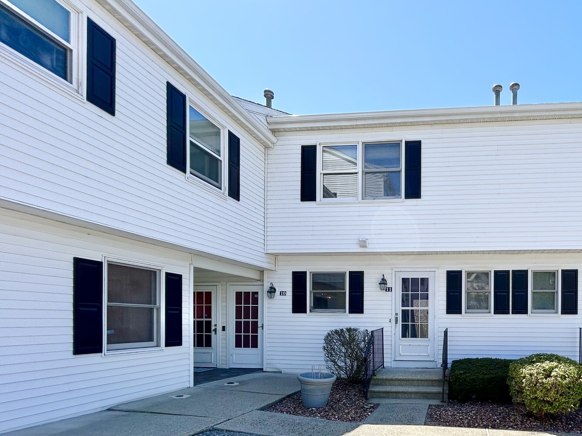 11 Commodore Commons Derby CT 06418