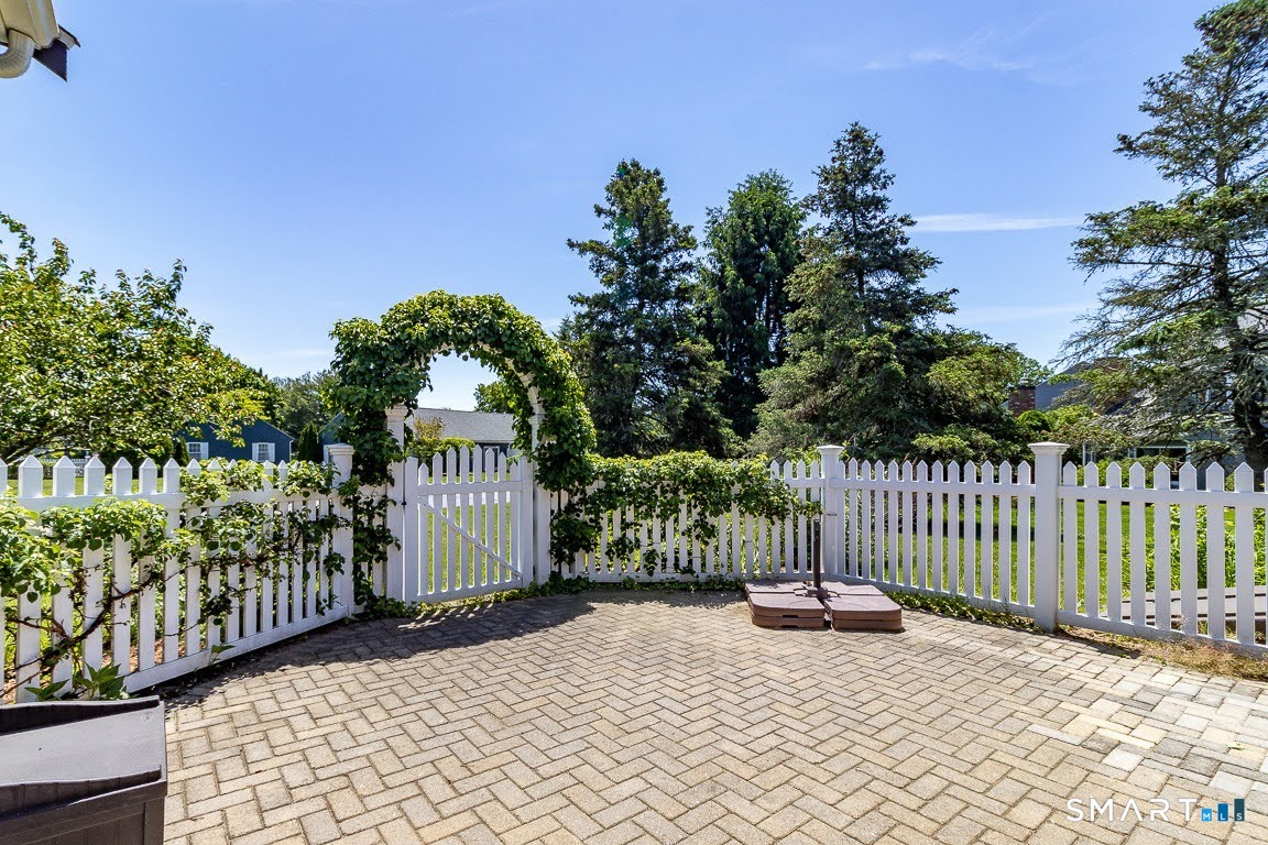 5 Thelbridge Street Madison CT 06443
