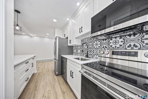 17 Wauwinet Court Guilford CT 06437