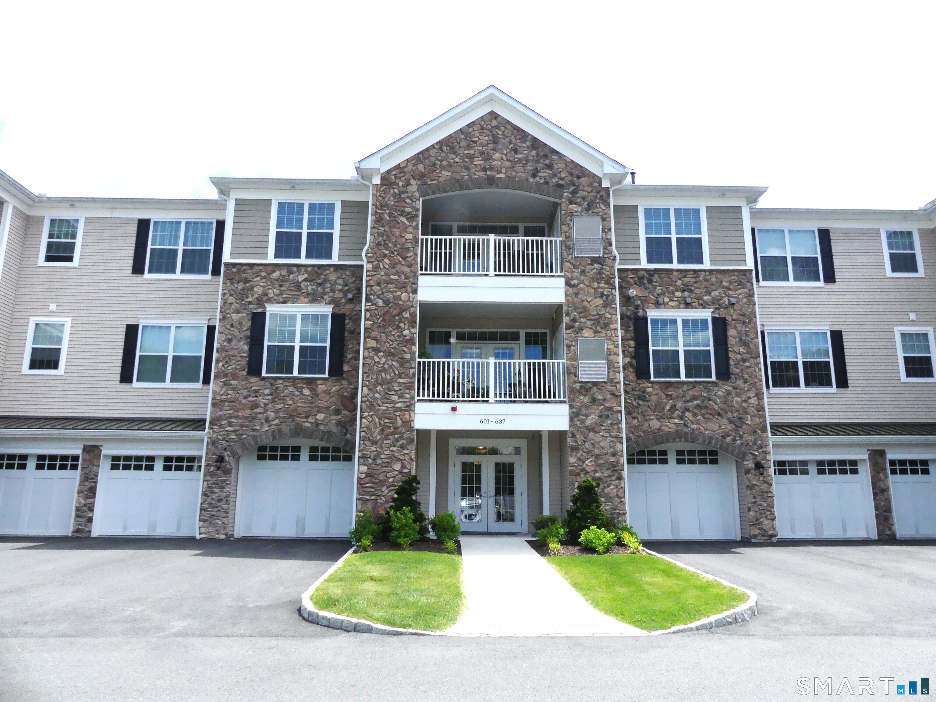 623 Brookside Court Newtown CT 06470