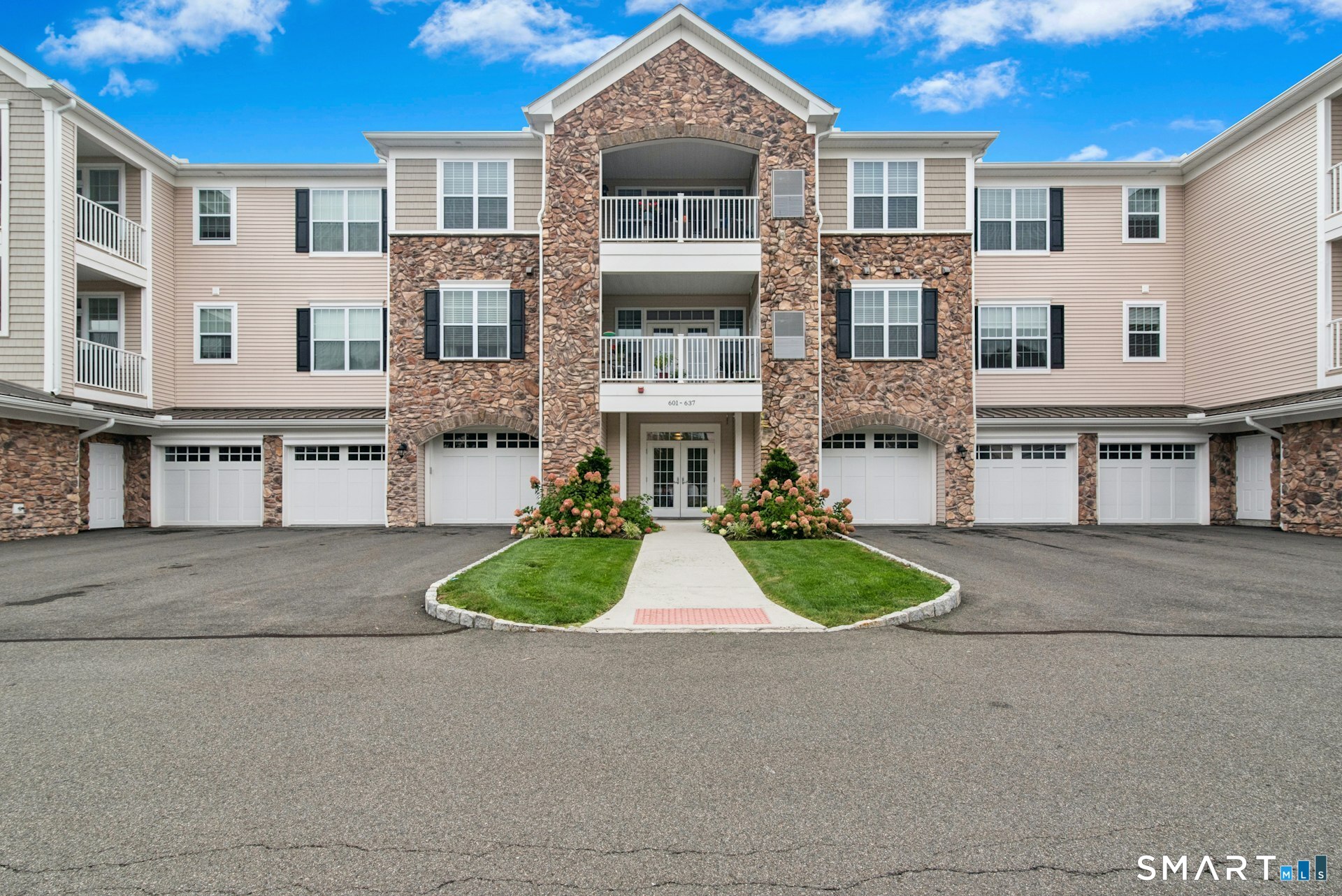 623 Brookside Court Newtown CT 06470