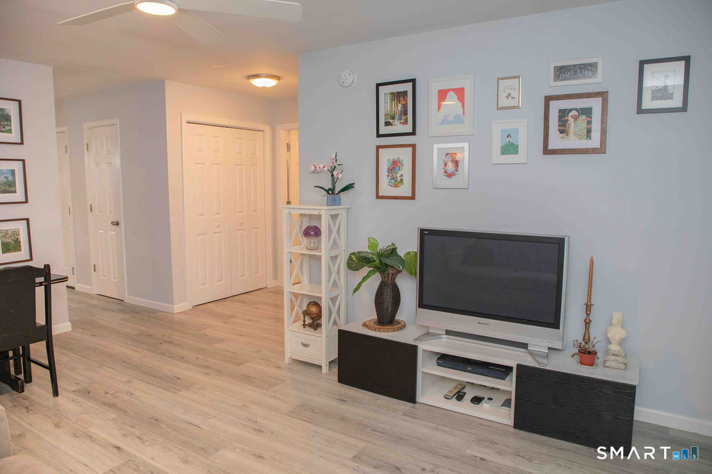 8 Knoll Lane Simsbury CT 06089