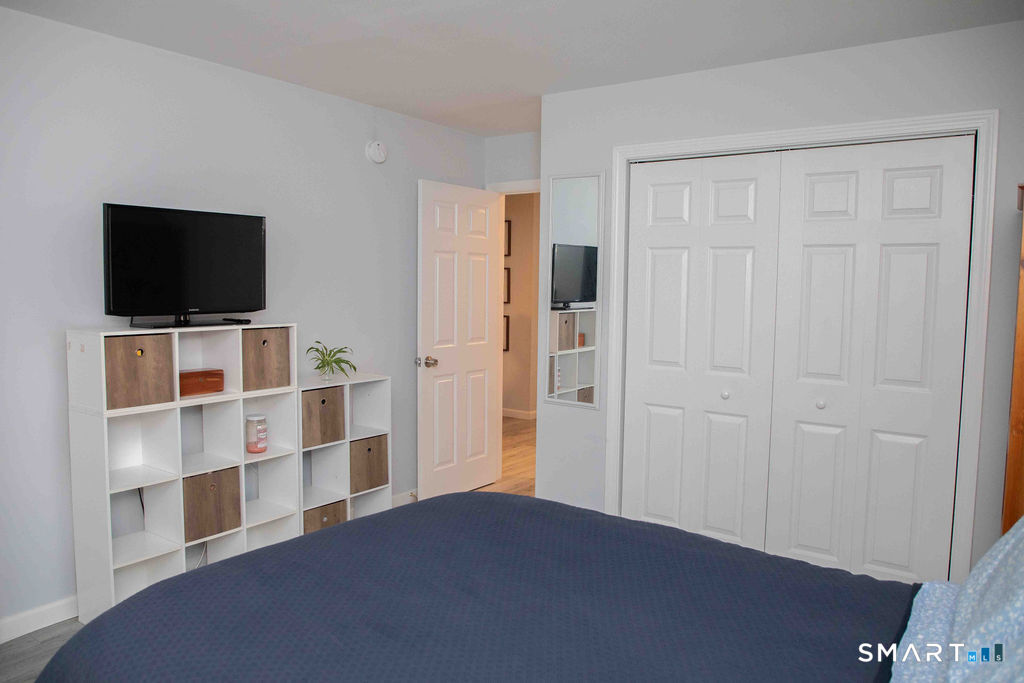 8 Knoll Lane Simsbury CT 06089