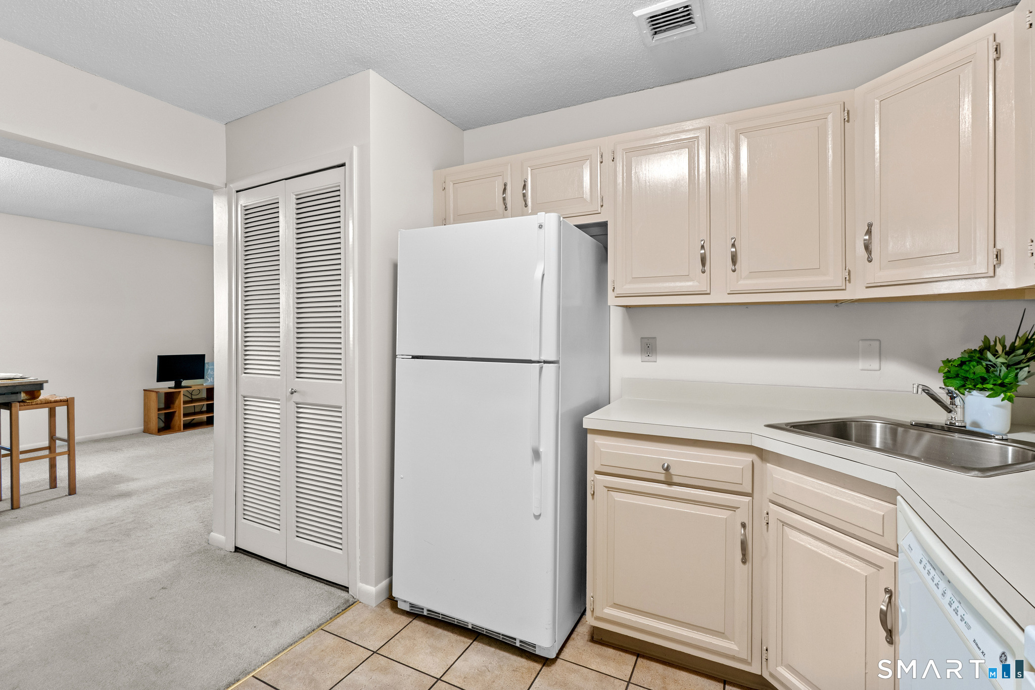 609 Twin Circle Drive South Windsor CT 06074
