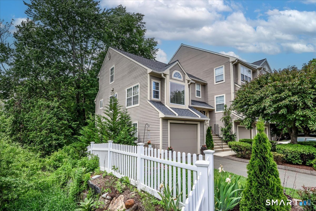 212 Algonquin Trail Trumbull CT 06611
