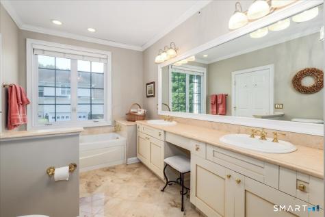 16 Franklin Court Newtown CT 06470