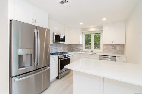 12 Castle Rock Branford CT 06405