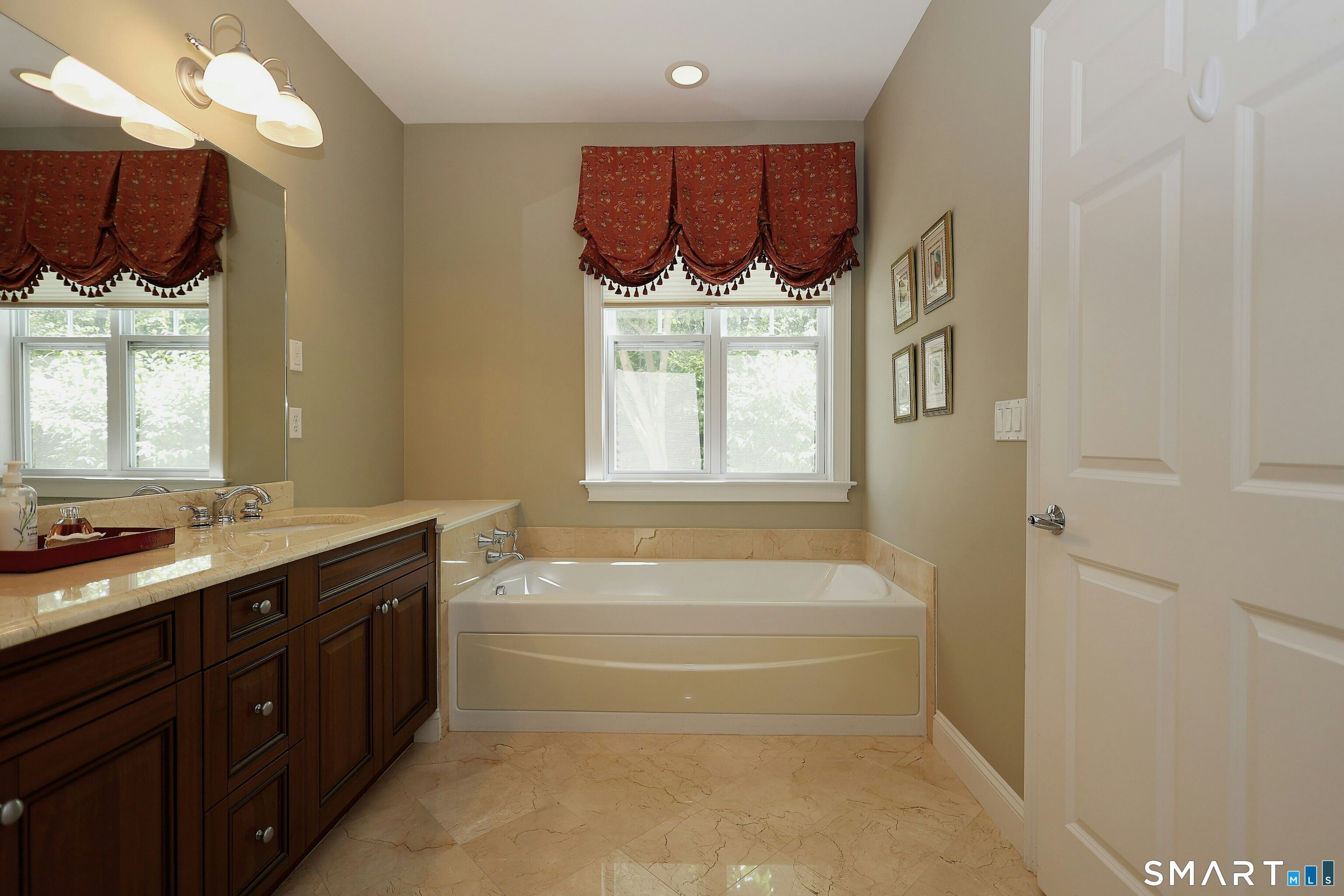 25 Franklin Court Newtown CT 06470
