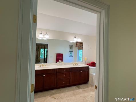 22 Franklin Court Newtown CT 06470