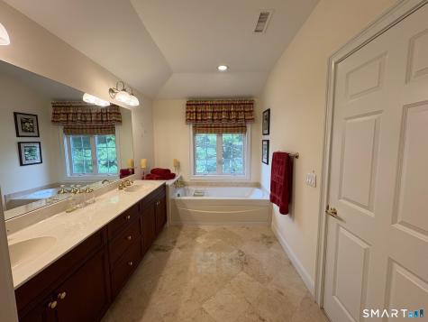 22 Franklin Court Newtown CT 06470
