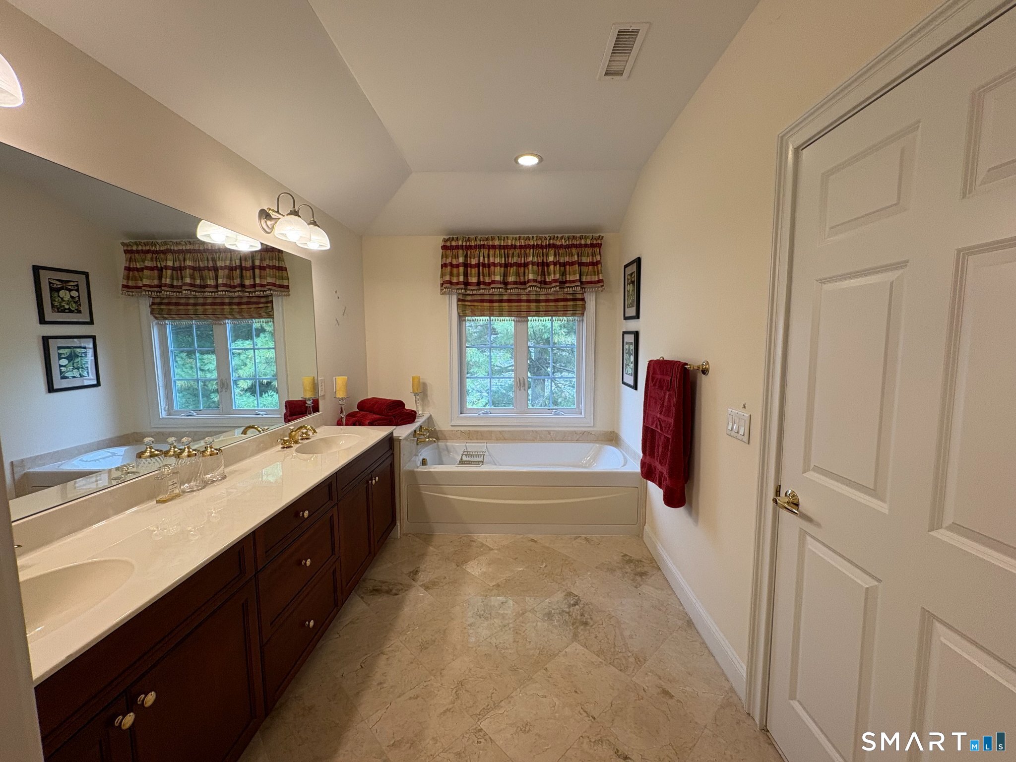 22 Franklin Court Newtown CT 06470