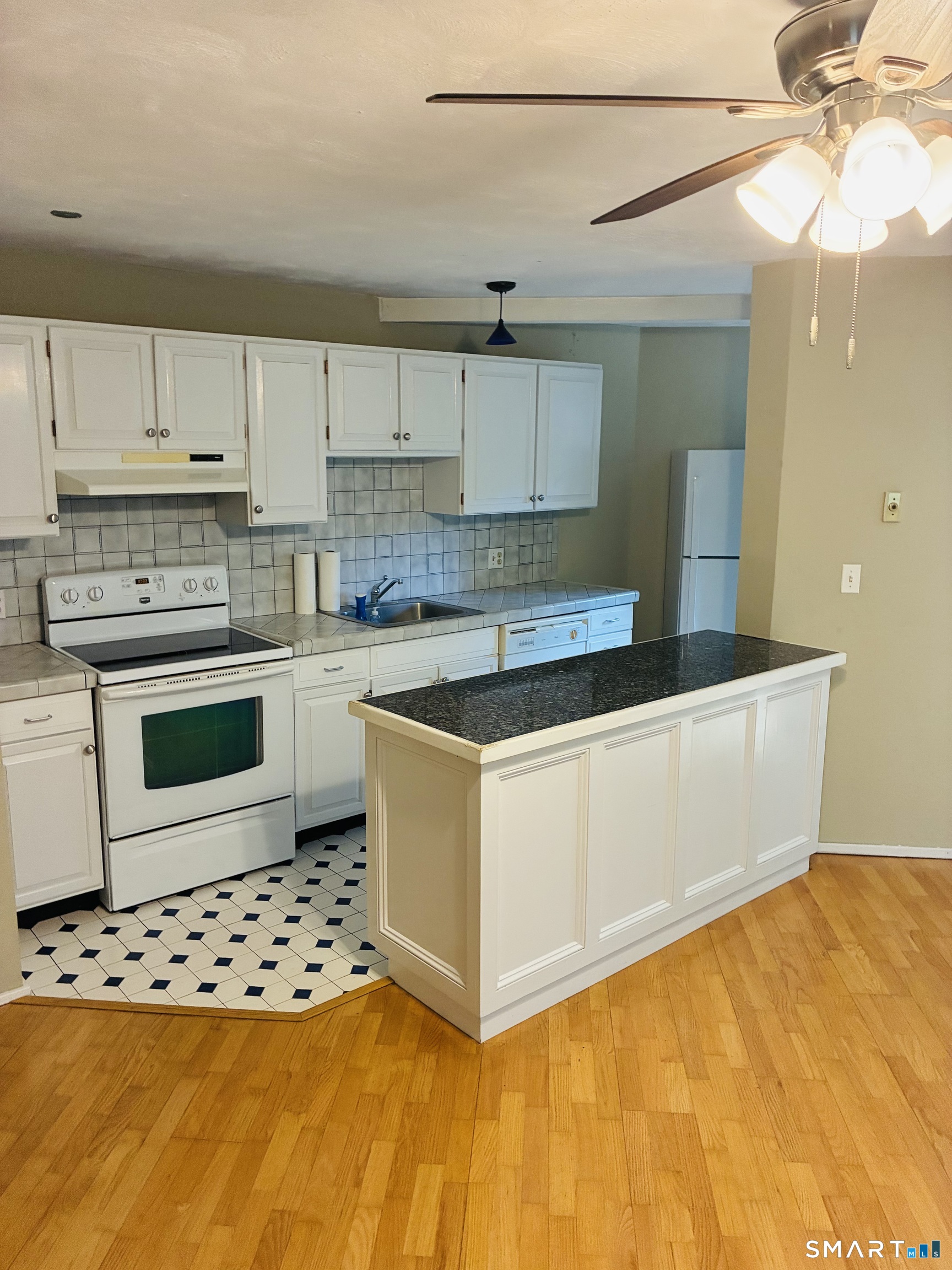 85 River Road Essex CT 06426