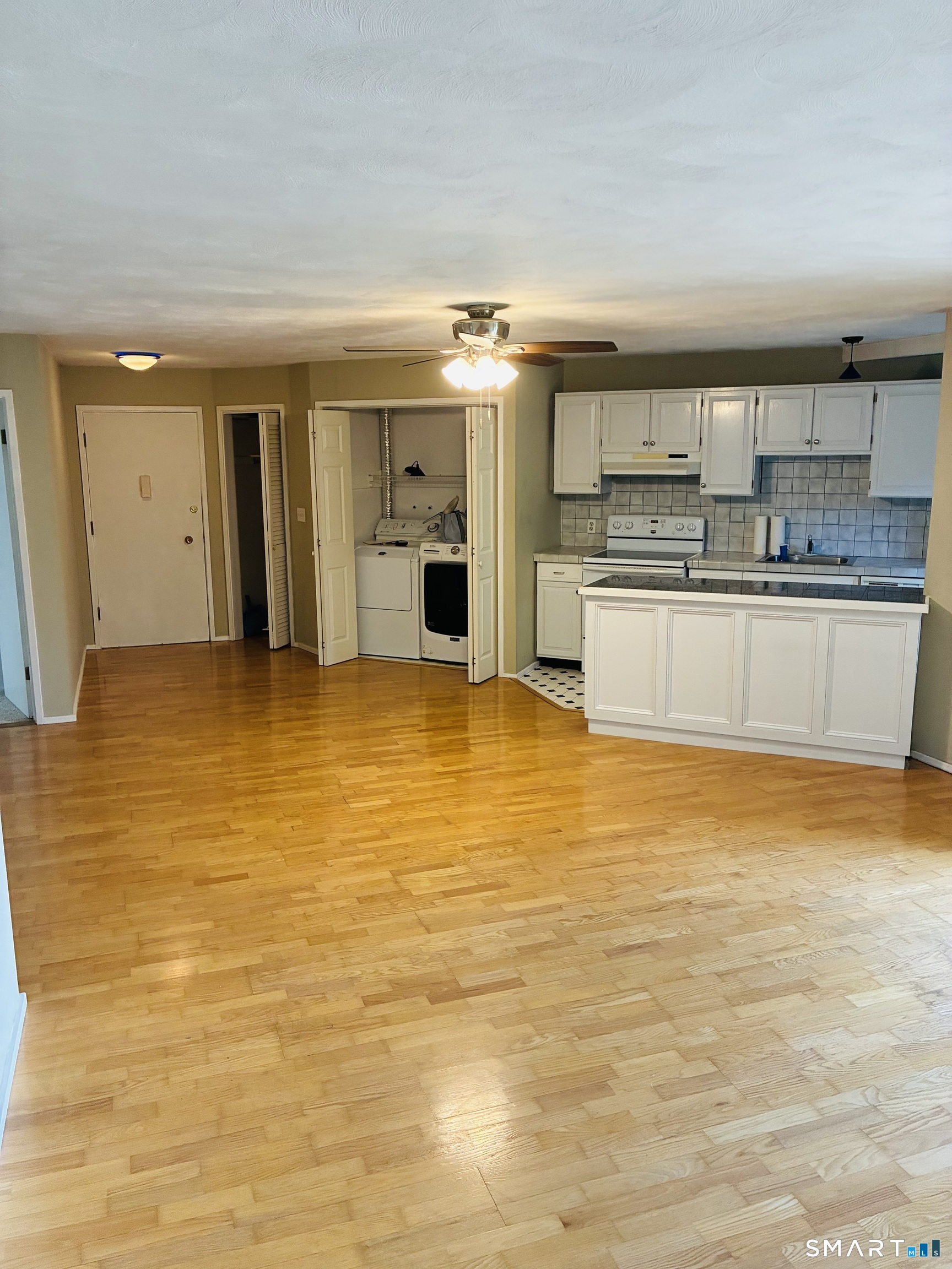 85 River Road Essex CT 06426