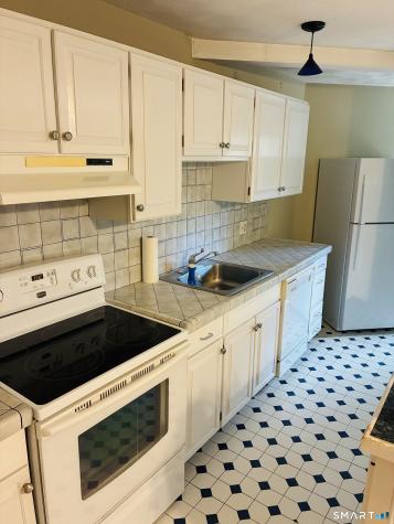 85 River Road Essex CT 06426