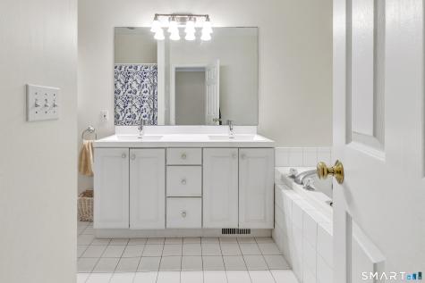 182 Summerfield Gardens Shelton CT 06484