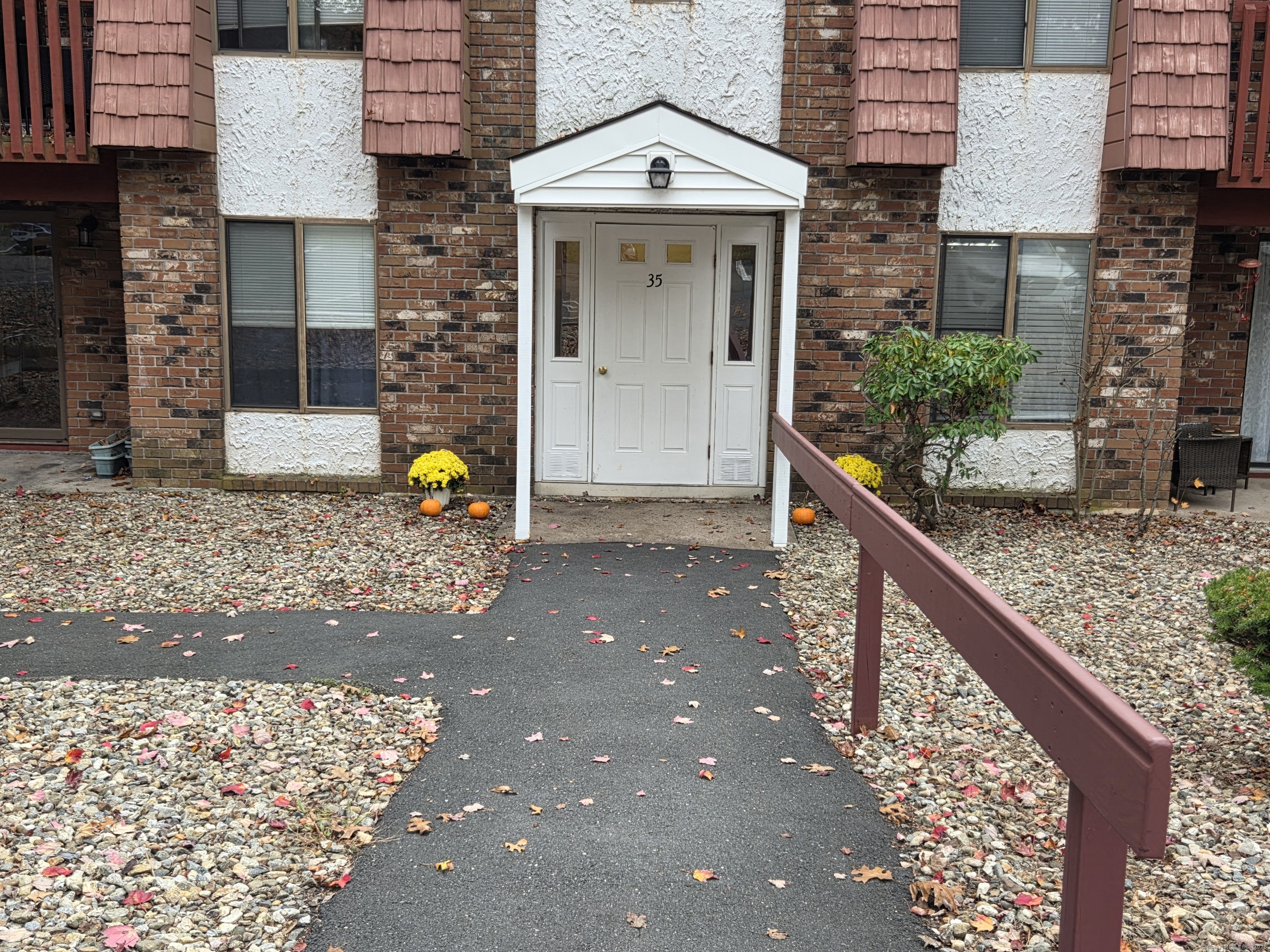 35 Woodsedge Drive Newington CT 06111