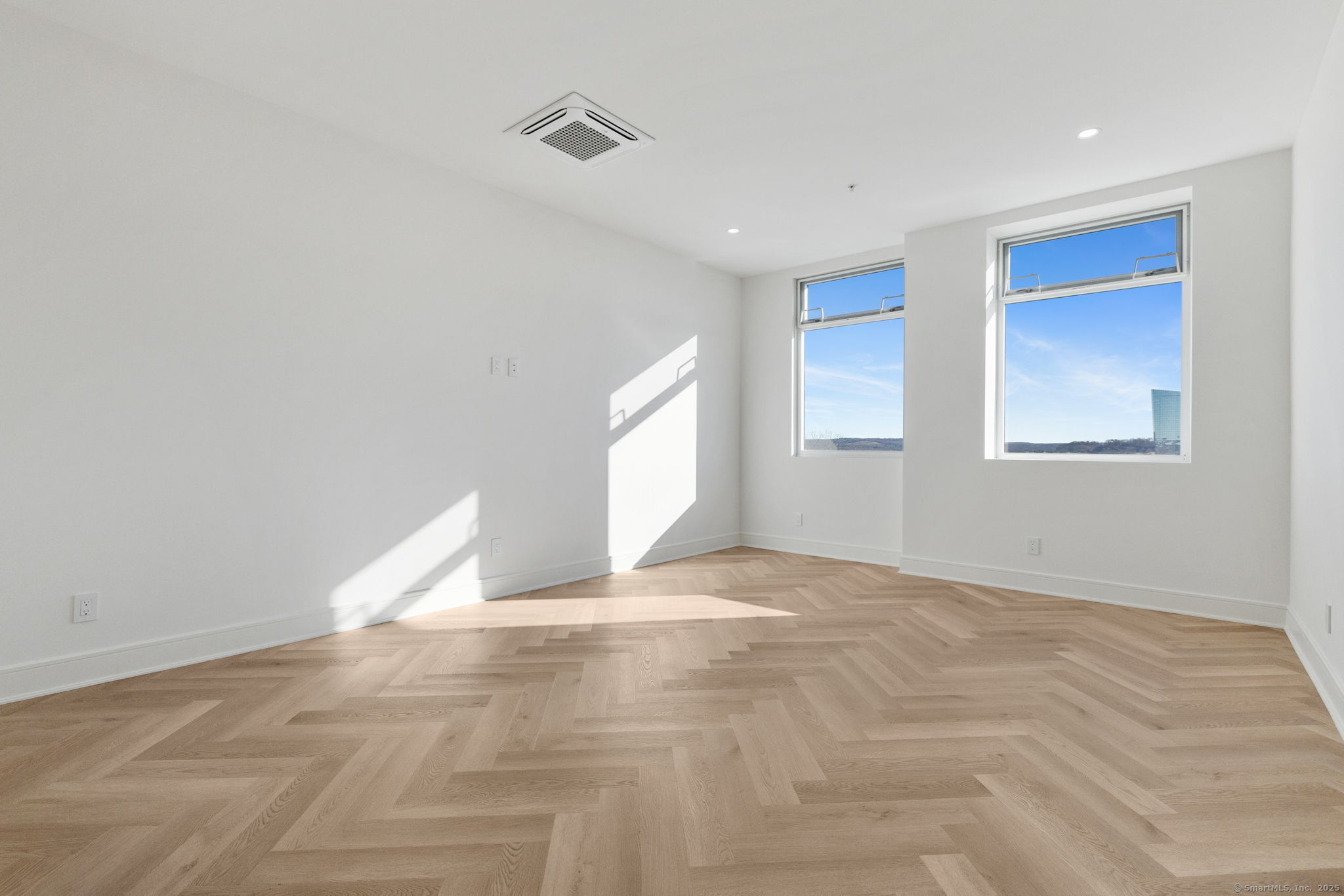 586 West Thames Street Norwich CT 06360