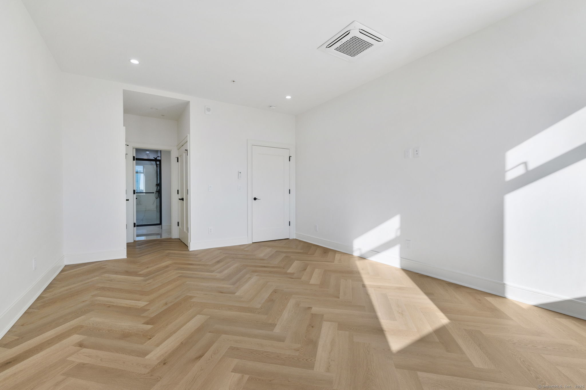 586 West Thames Street Norwich CT 06360