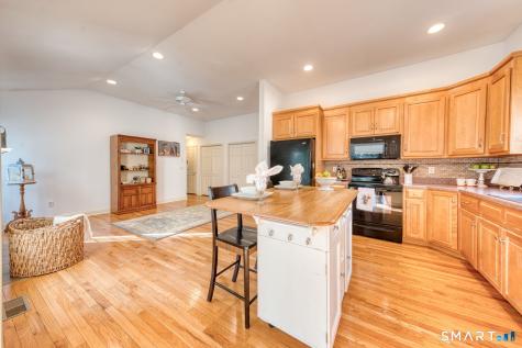 18 Compass Court East Lyme CT 06357