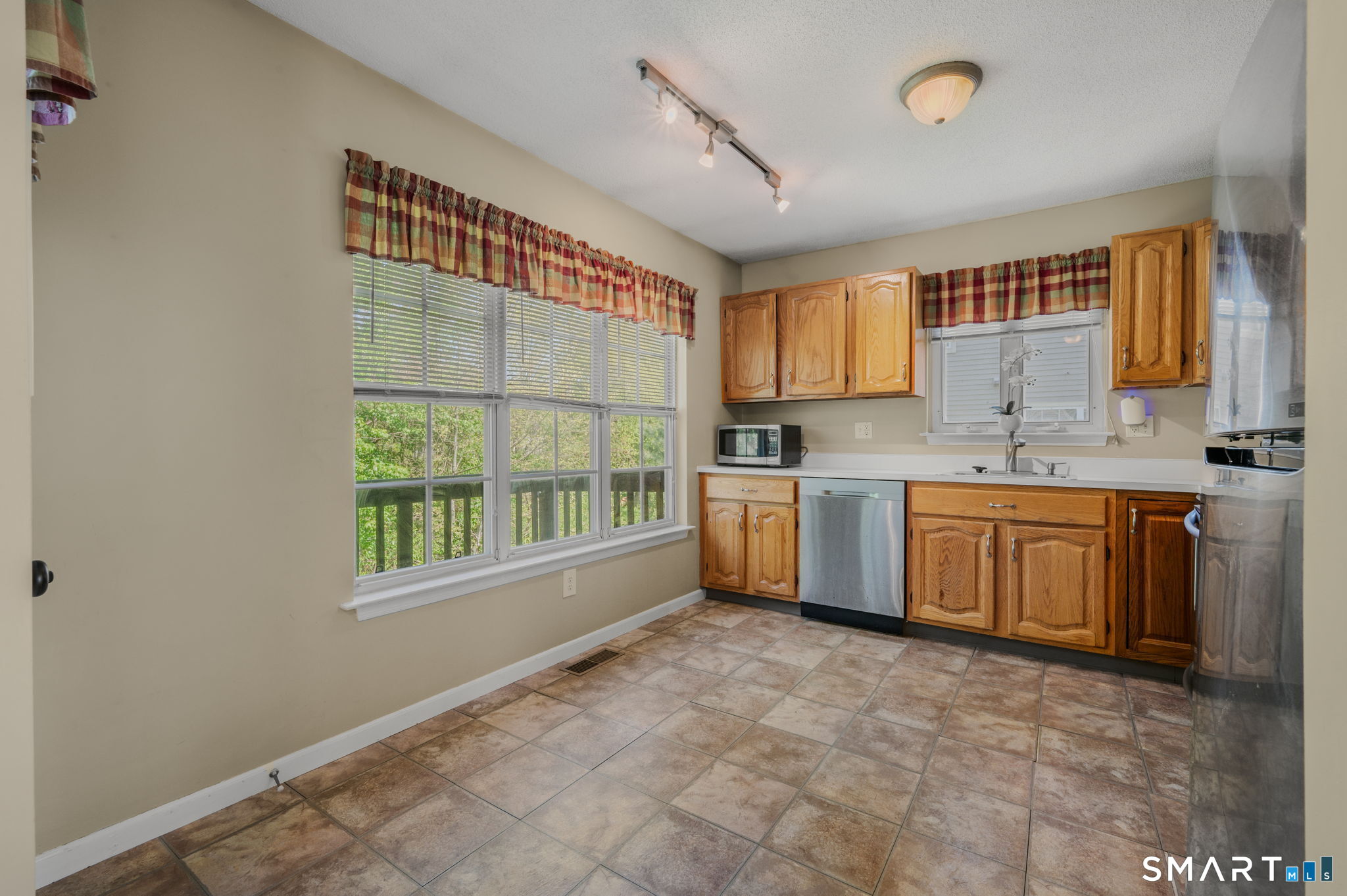 220 Algonquin Trail Trumbull CT 06611