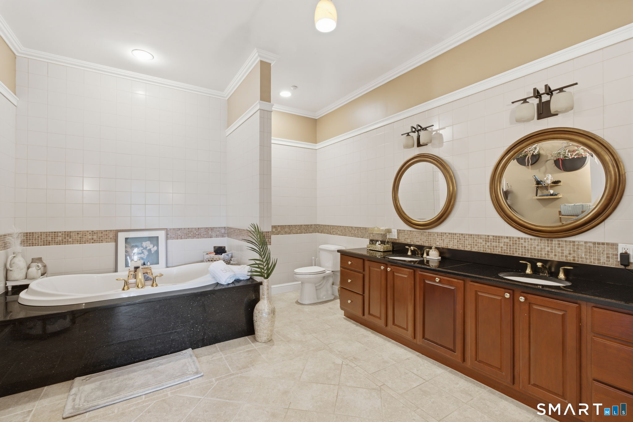 586 West Thames Street Norwich CT 06360
