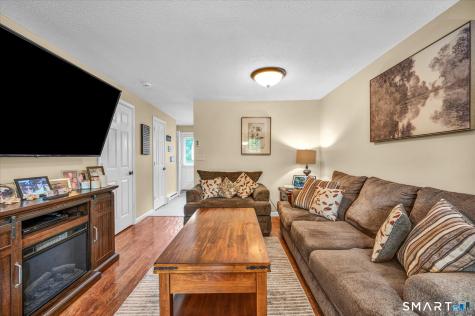 8 Countryside Lane Middletown CT 06457