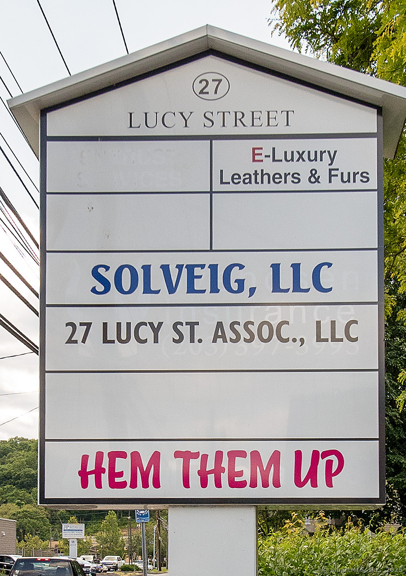 27 Lucy Street Woodbridge CT 06525
