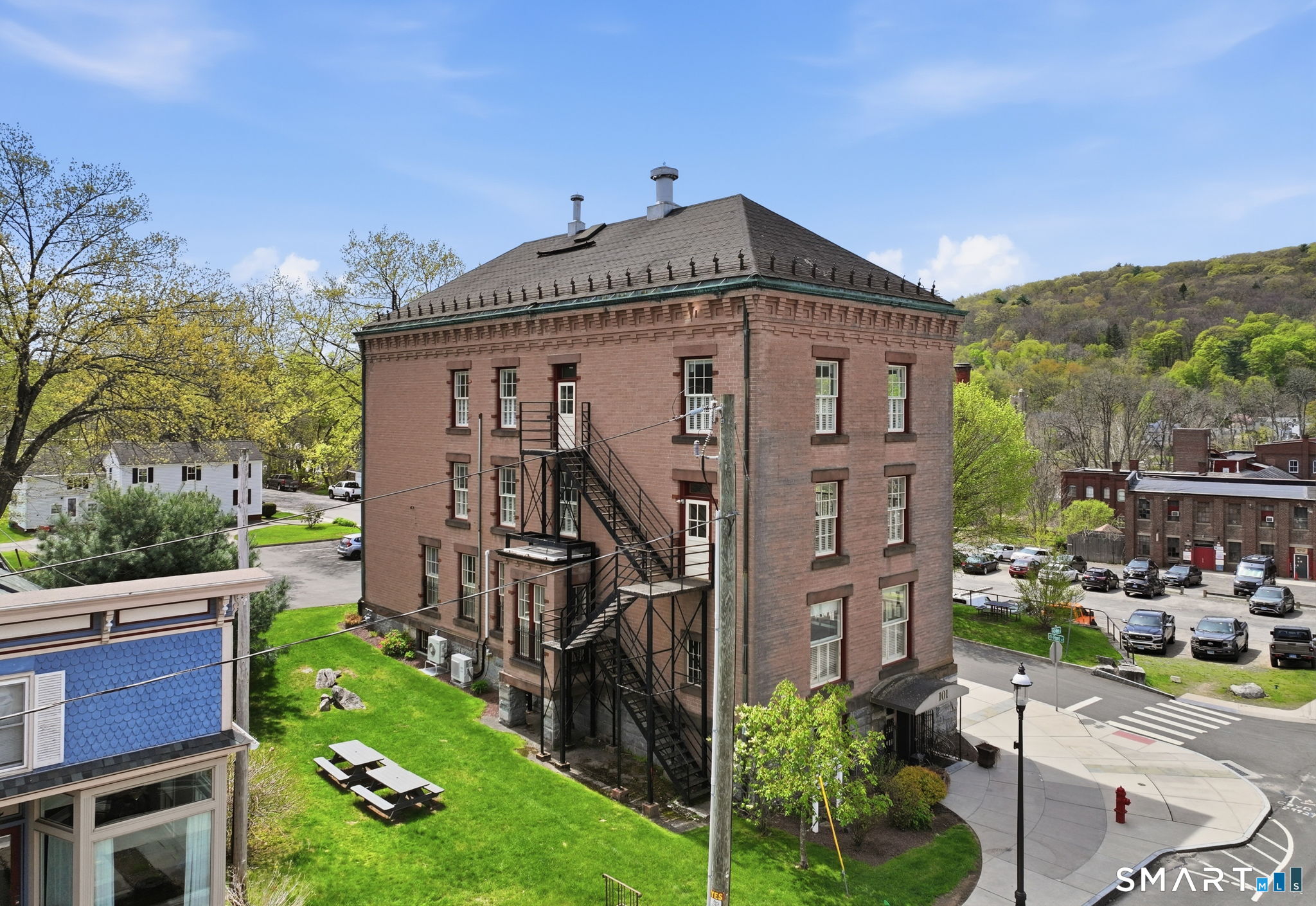 10 Front Street Canton CT 06019