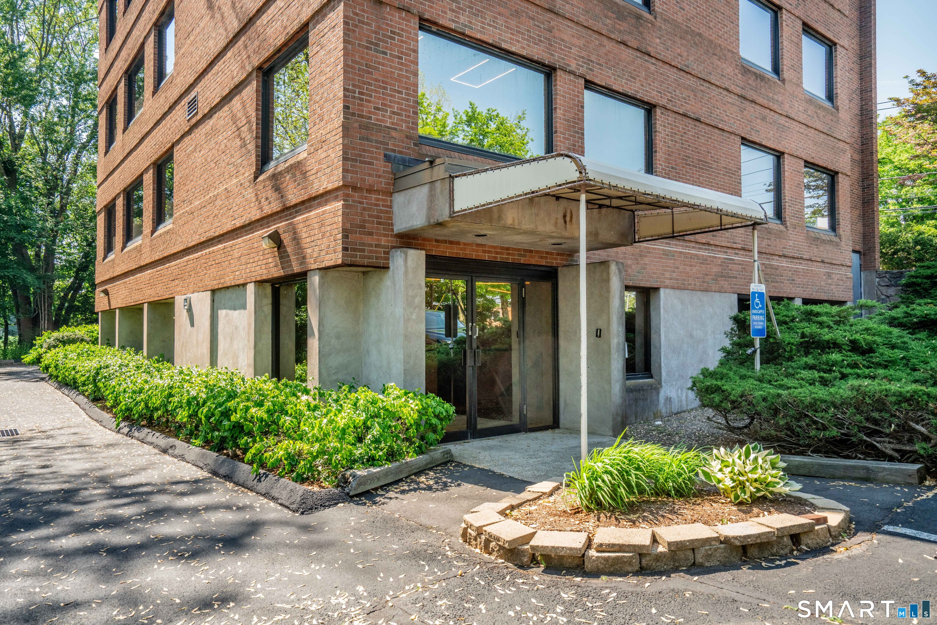 2751 Dixwell Avenue Hamden CT 06518