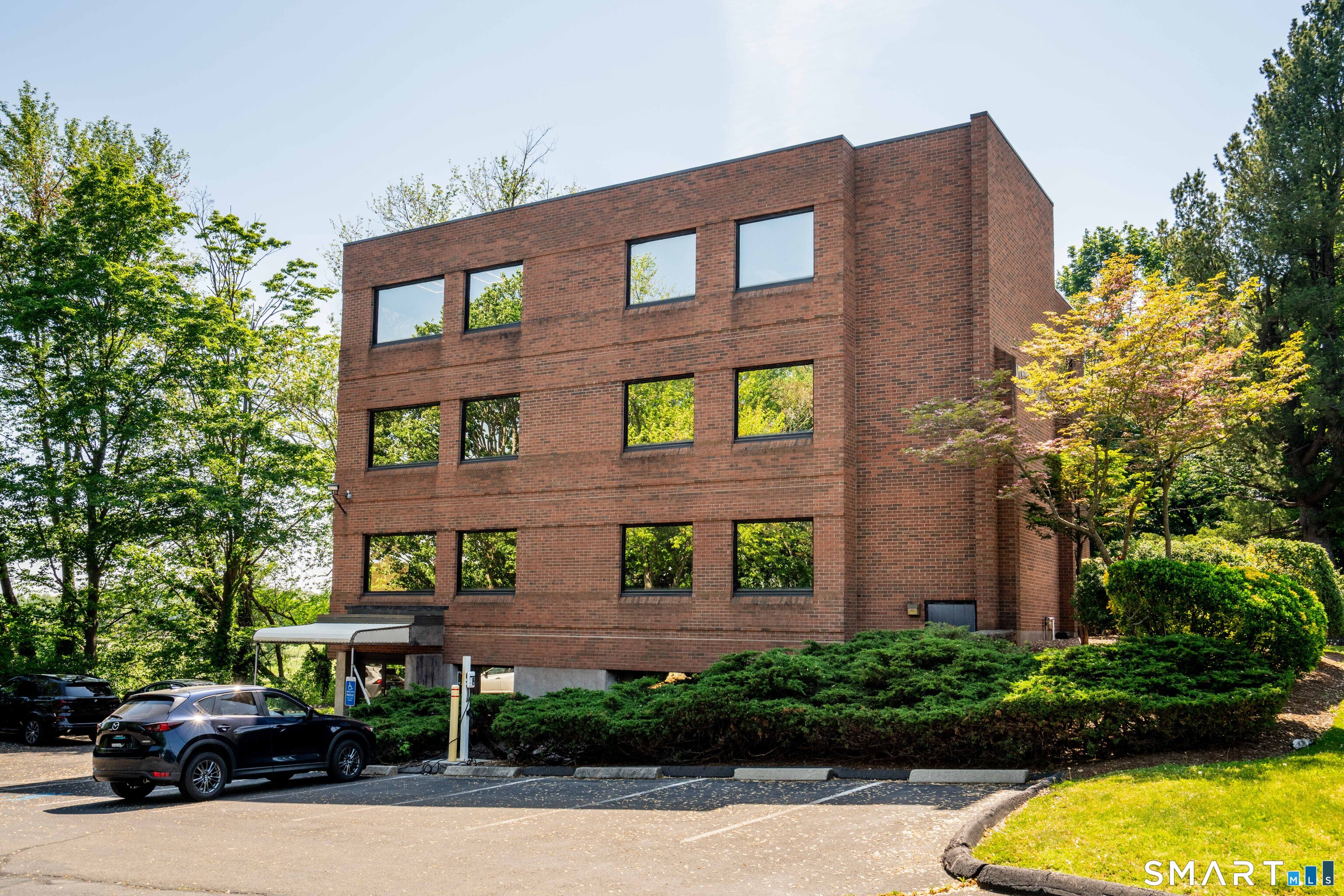2751 Dixwell Avenue Hamden CT 06518