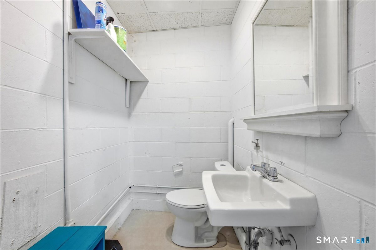 33 Boston Post Road Waterford CT 06385