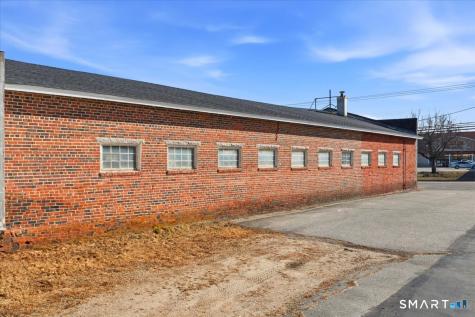 33 Boston Post Road Waterford CT 06385