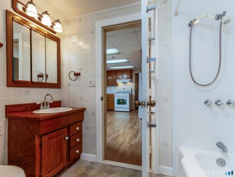 208 Twin Lakes Road North Branford CT 06471