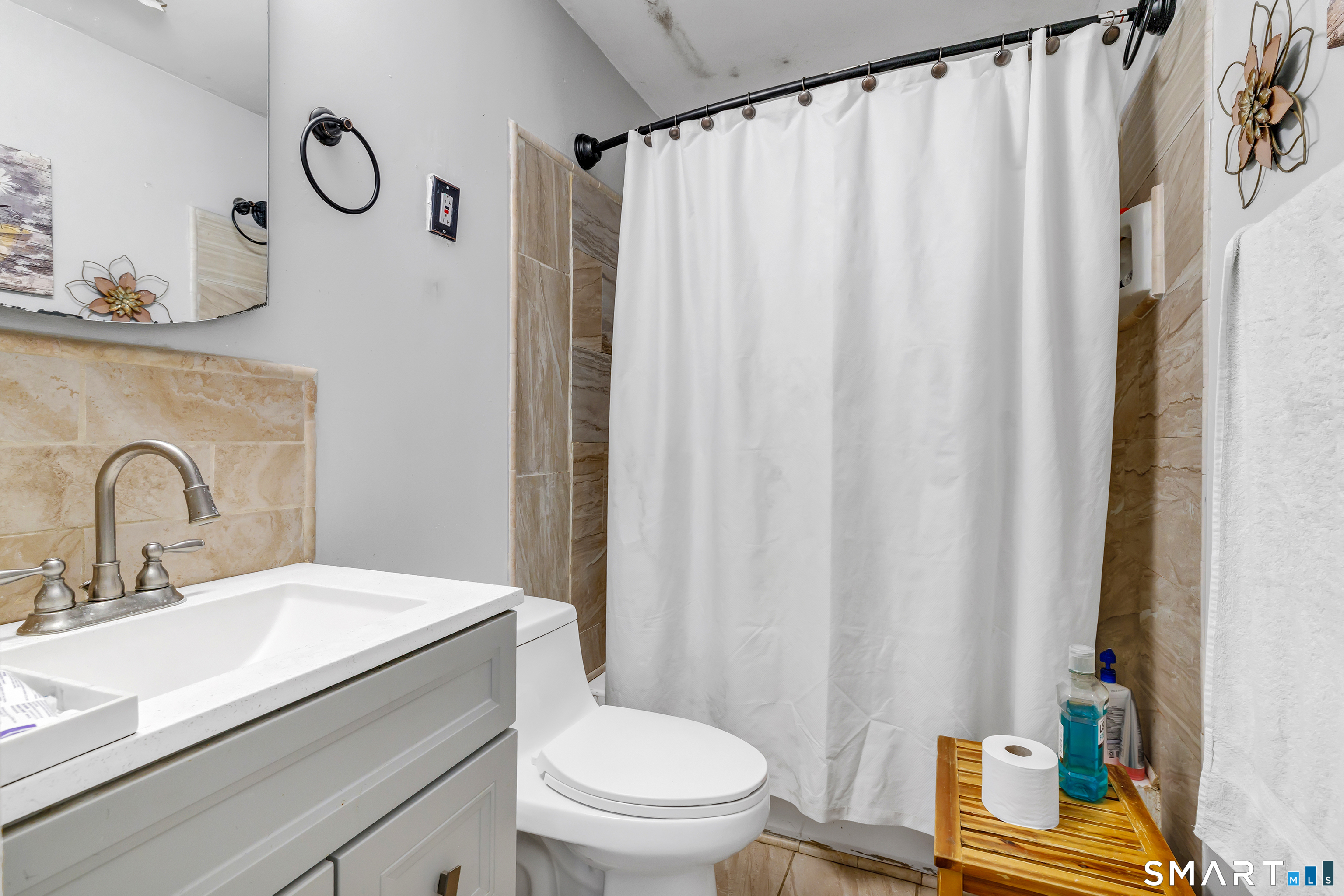 17 Sarsfield Street Waterbury CT 06704