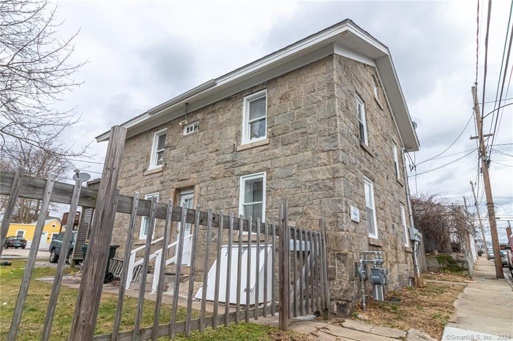 33 Prest Street New London CT 06320