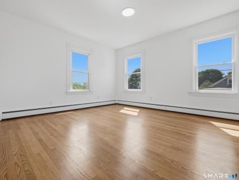 35 Moore Avenue New London CT 06320