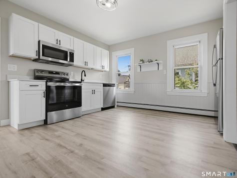 35 Moore Avenue New London CT 06320