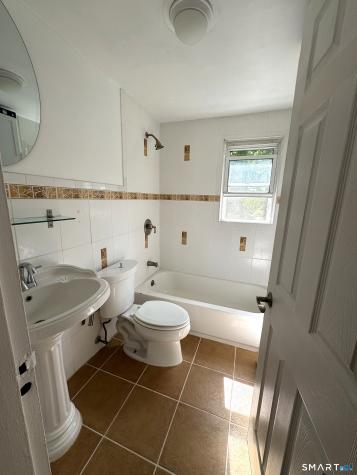 110-112 Dirienzo Heights Derby CT 06418