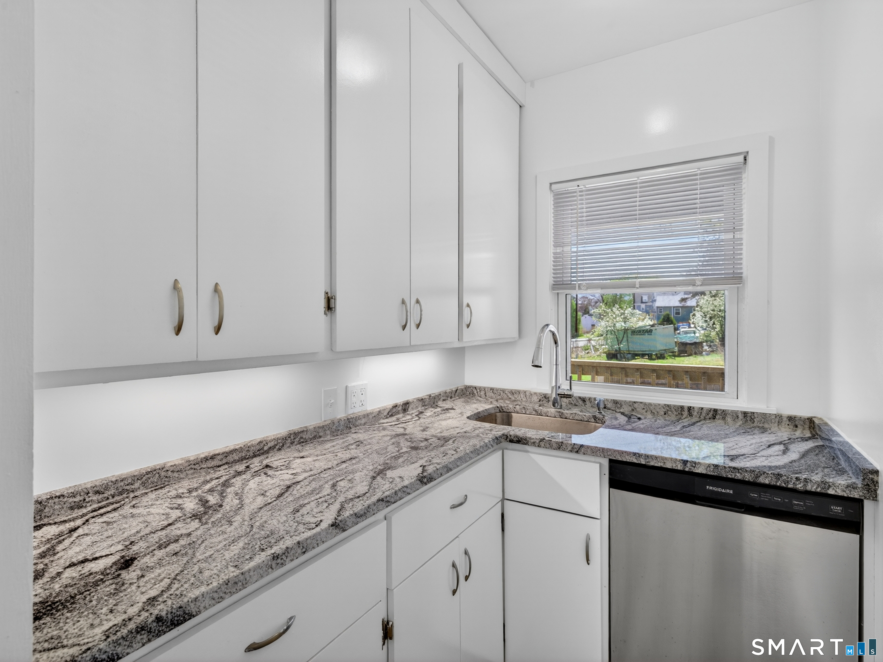 13 Alger Street New London CT 06320