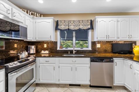 32 Justine Drive North Haven CT 06473