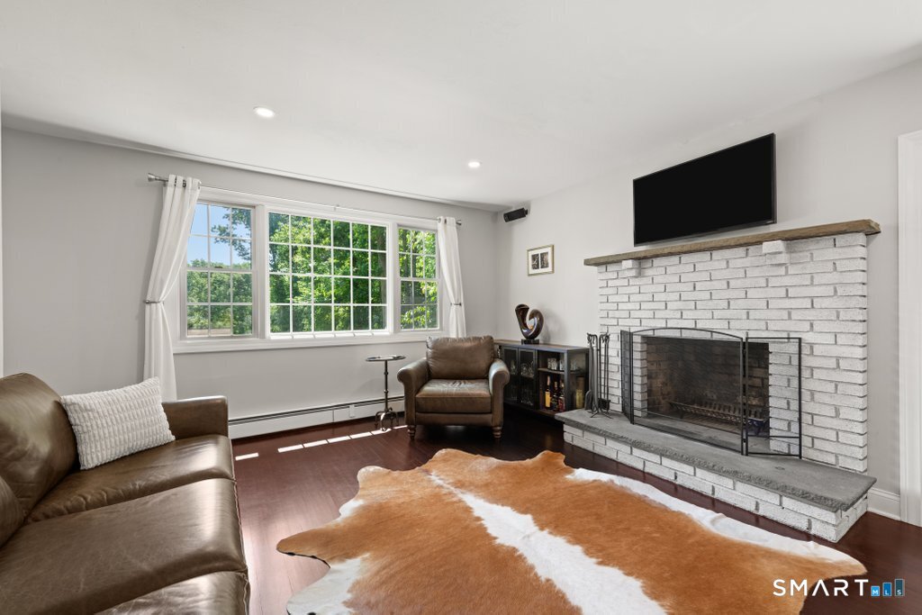 19 Laura Lane Oxford CT 06478