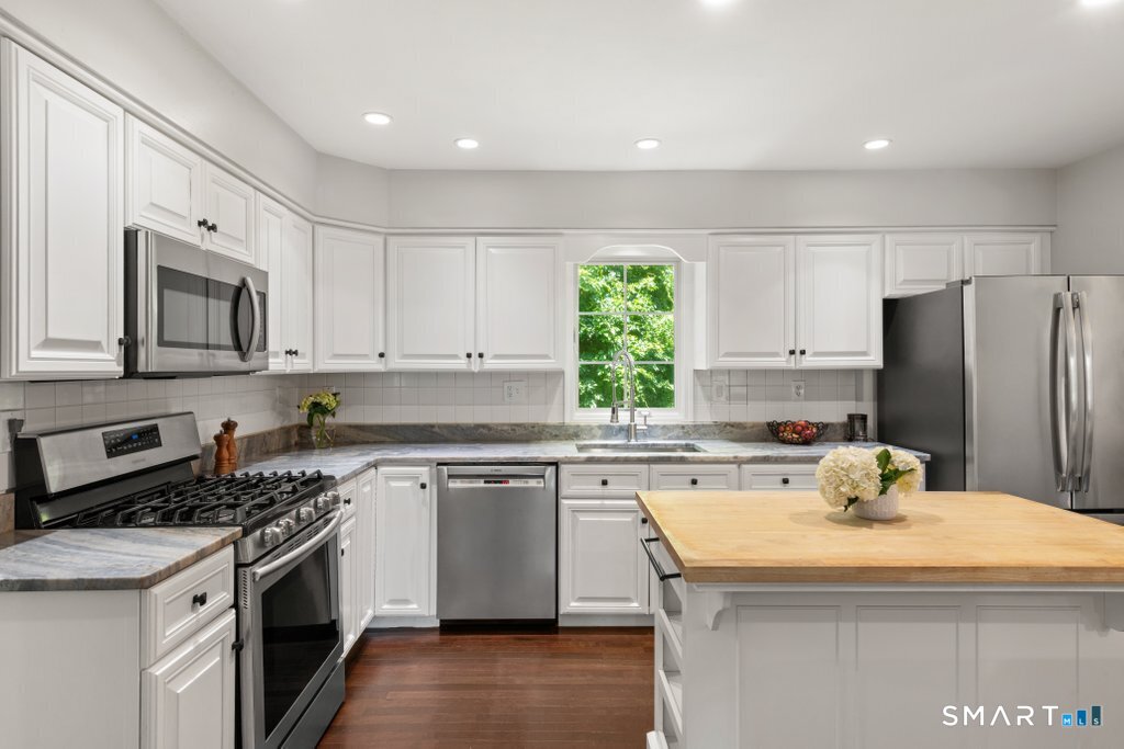 19 Laura Lane Oxford CT 06478