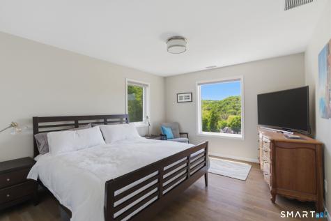 8 Buckingham Road Derby CT 06418