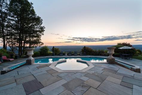 23 Robkins Road Avon CT 06001