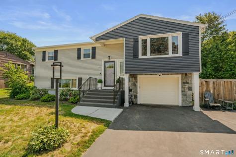 11 Savi Avenue Waterford CT 06385