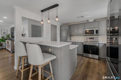 11 Savi Avenue Waterford CT 06385
