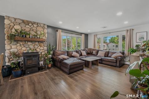 11 Savi Avenue Waterford CT 06385